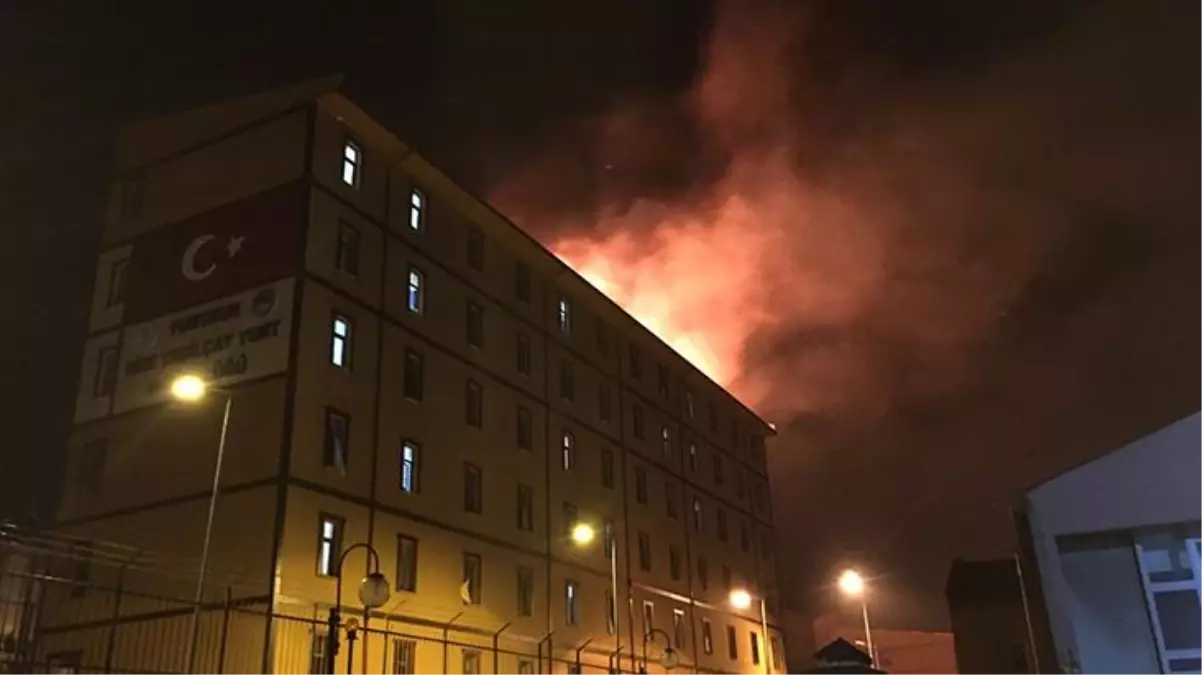 5 katlı öğrenci yurdunun çatısında tadilat sırasında çıkan yangın kontrol altına alındı