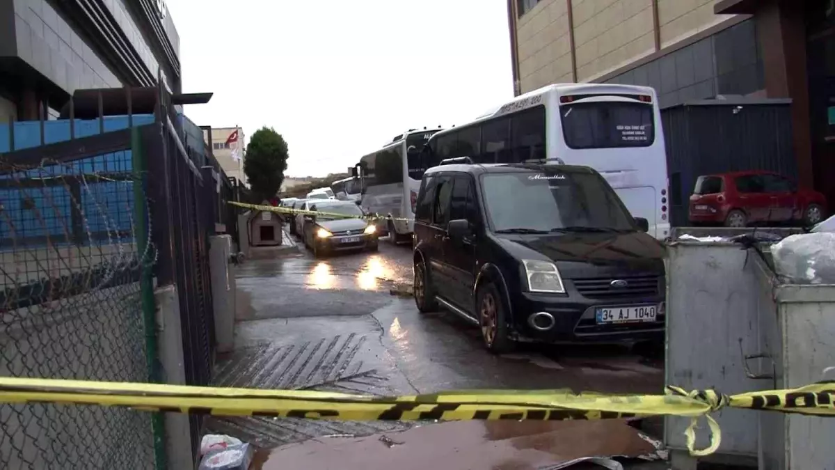 Şiddetli rüzgar fabrika çatısının saçlarını uçurdu