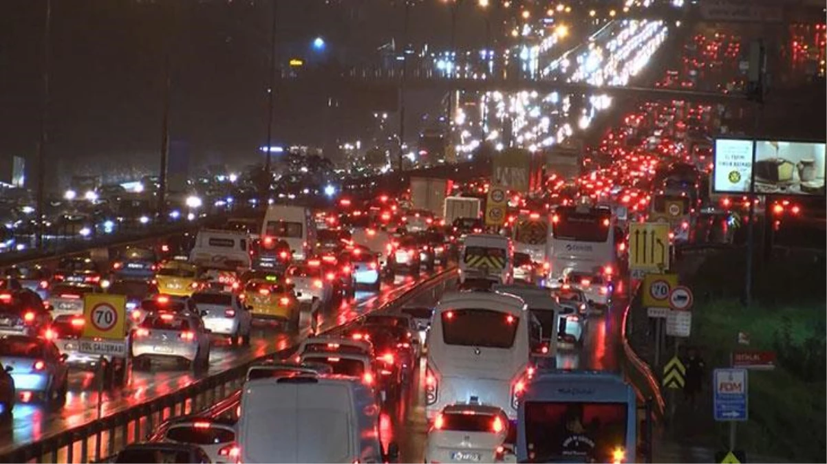 Şu anda her yer kırmızı! İstanbul\'da trafik yüzde 80\'e yükseldi