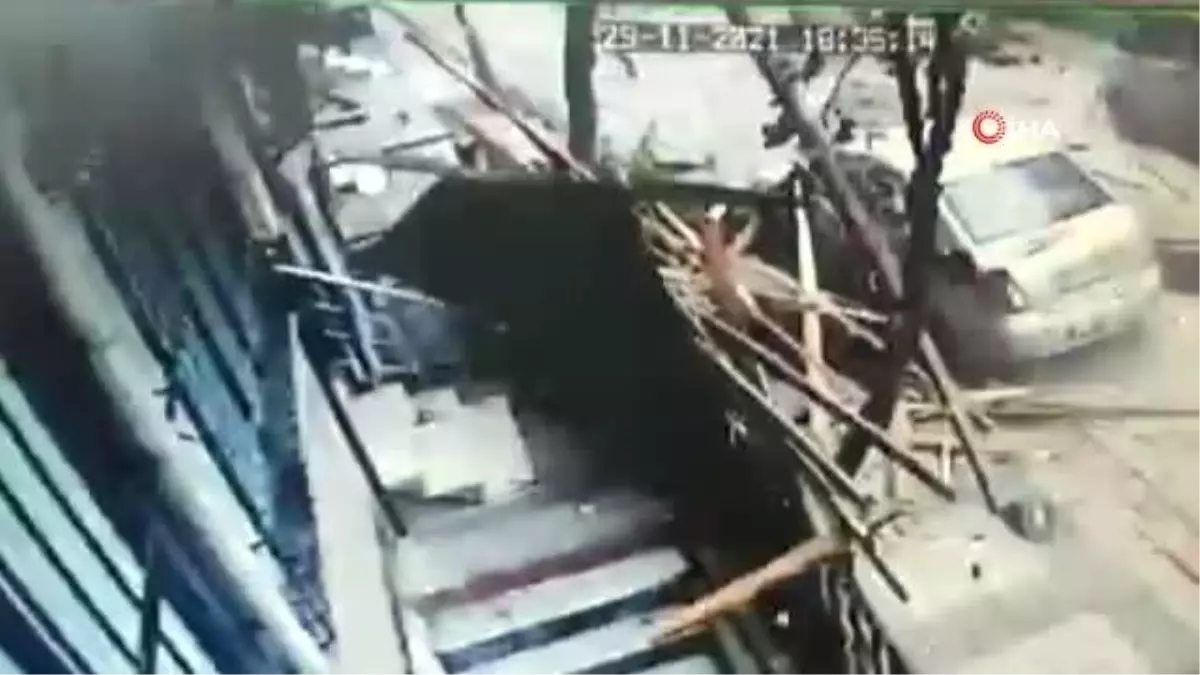 Sultangazi\'de anne ve kızının ölümden saniyelerle kurtulduğu anlar kamerada