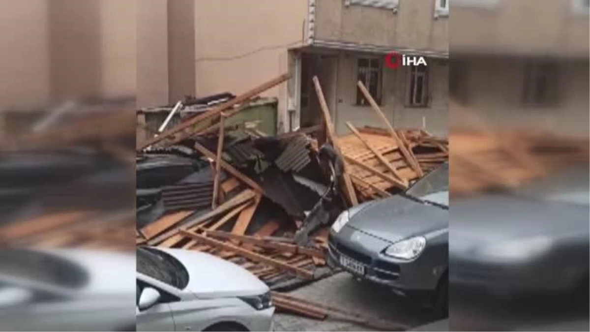 Sultangazi\'de binanın çatısı uçtu, çatıdan uçan parçalar 5 araca hasar verdi