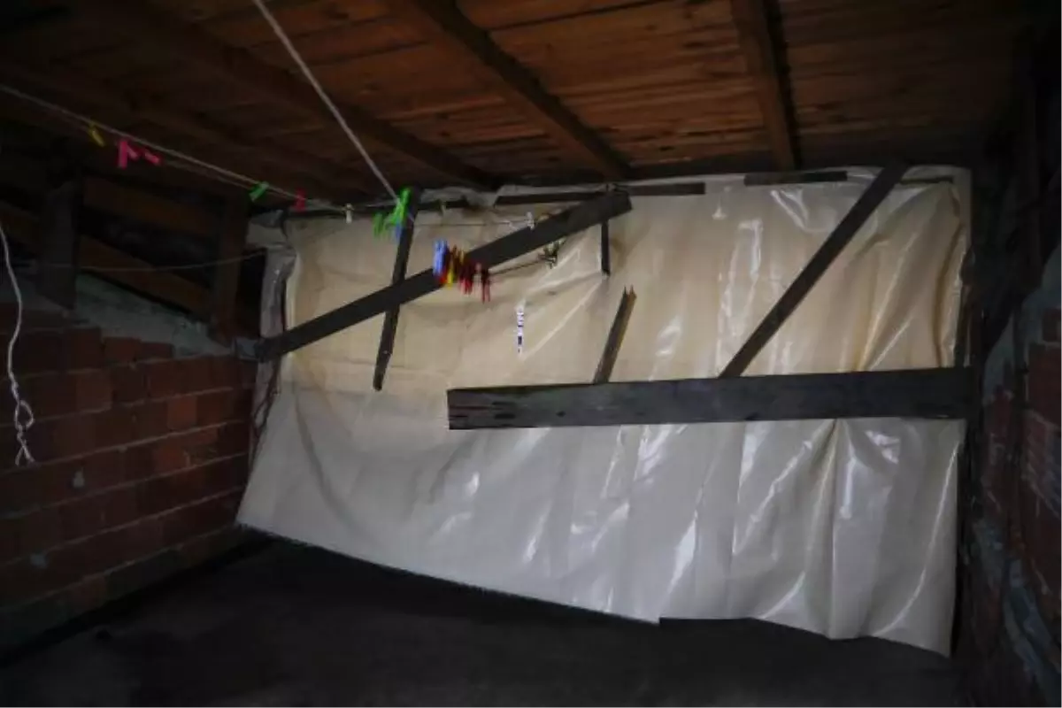 Sultangazi'de lodosun etkisiyle kopan kalas parçasının başına isabet etmesiyle öldü