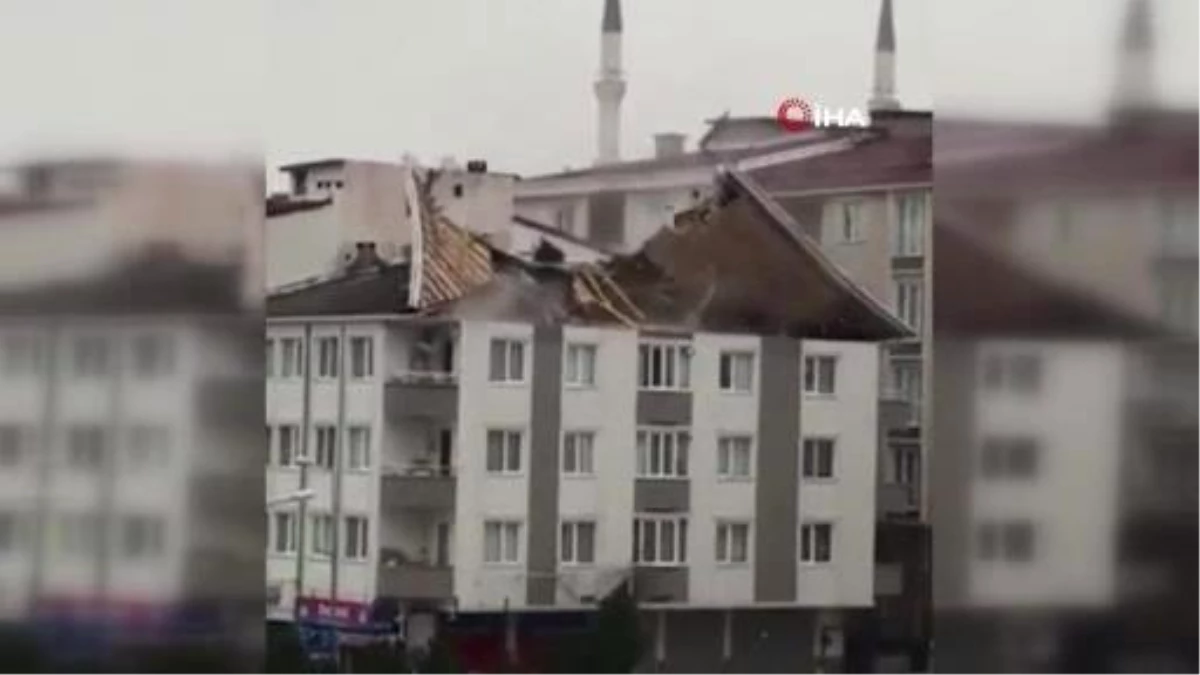 Sultangazi\'de şiddetli lodos çatıyı böyle uçurdu