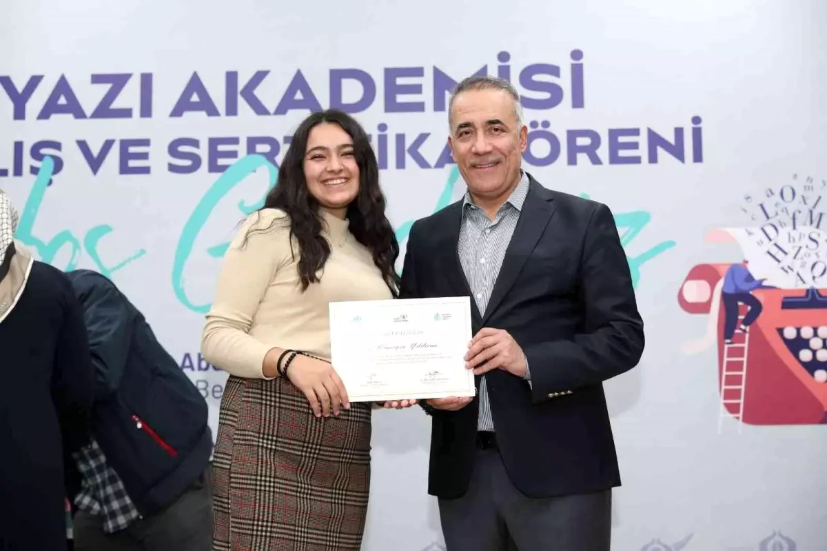 Sultangazi Yazı Akademisi\'nin Genç Edebiyatçıları sertifikalarını aldı