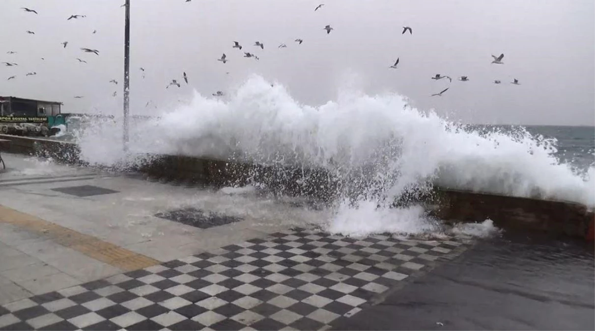 Tekirdağ\'da şiddetli fırtına: Dev dalgalar karaya vuruyor