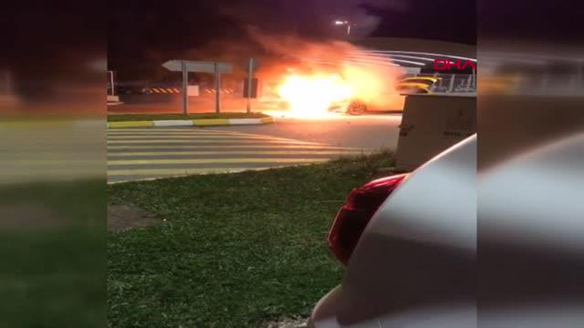 TRABZON HAVALİMANI'NDA TAKSİ ALEV ALEV YANDI