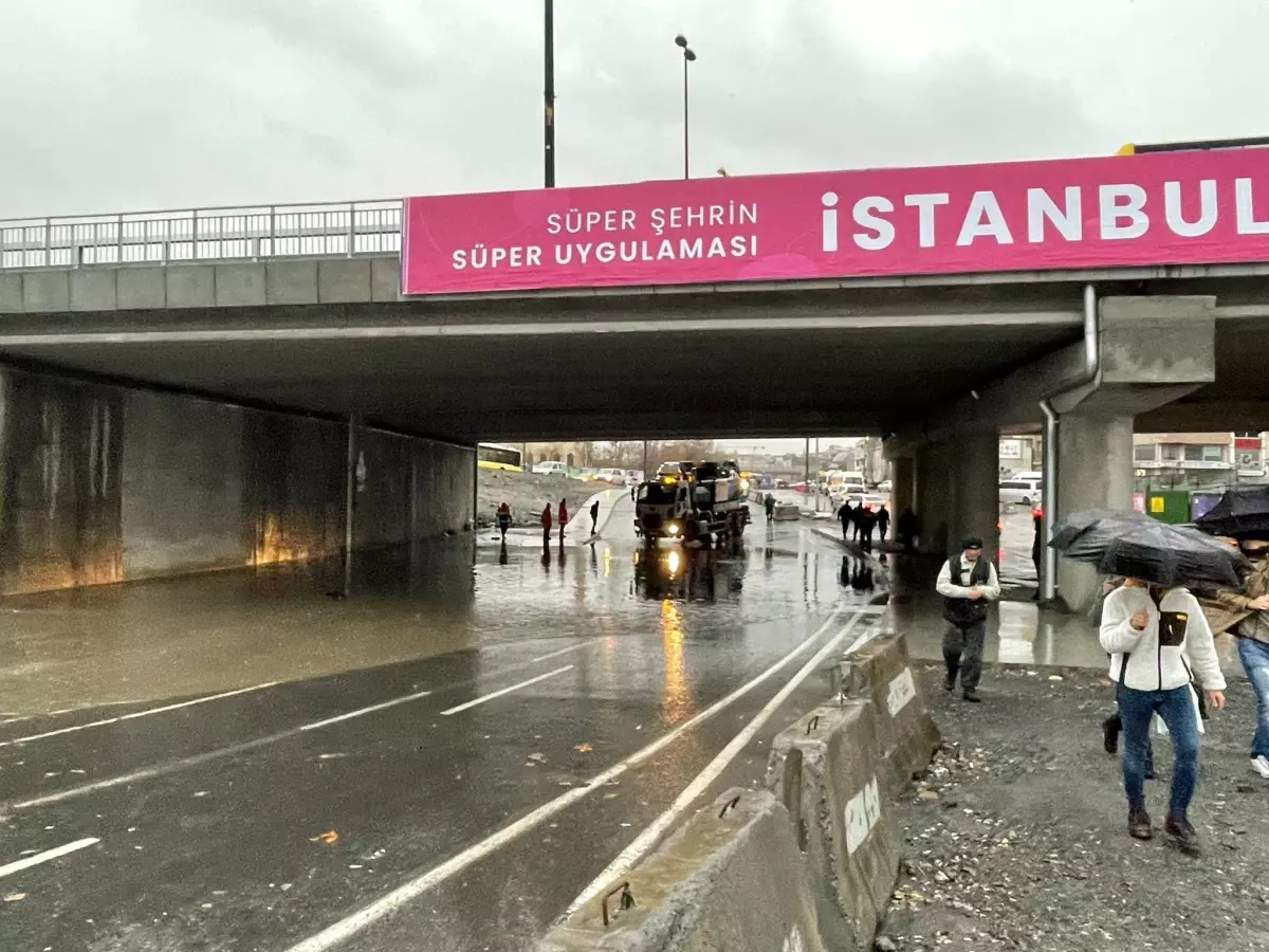 Unkapanı alt geçidinde sağanak nedeniyle rögarlar tıkandı