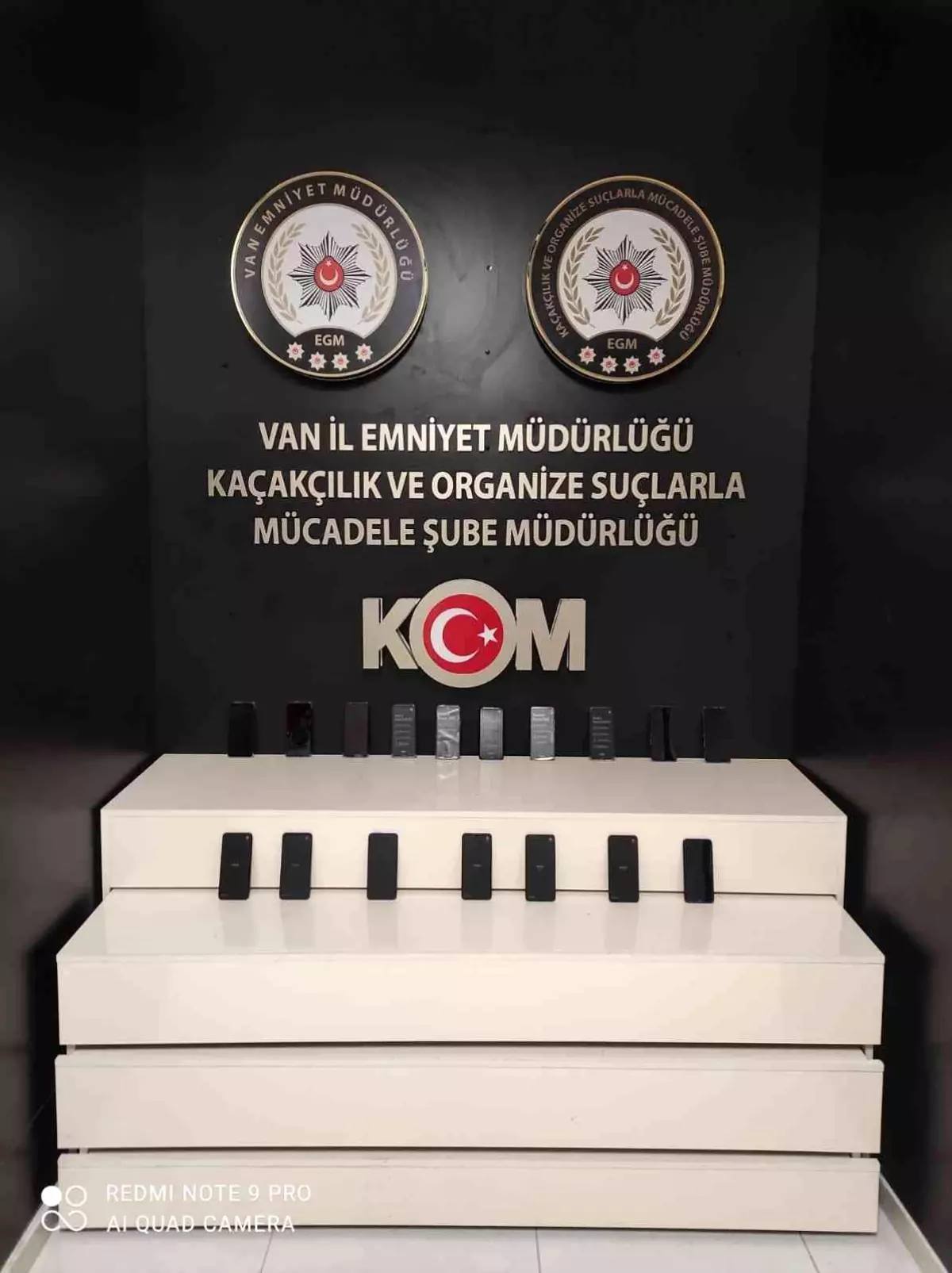 Van\'da kaçak cep telefonu ve ilaç ile sahte para ele geçirildi