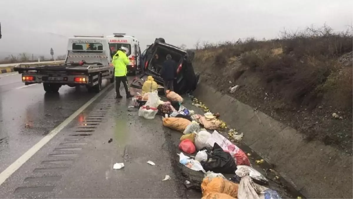 Yoldan çıkan kamyonet, sulama kanalına düştü