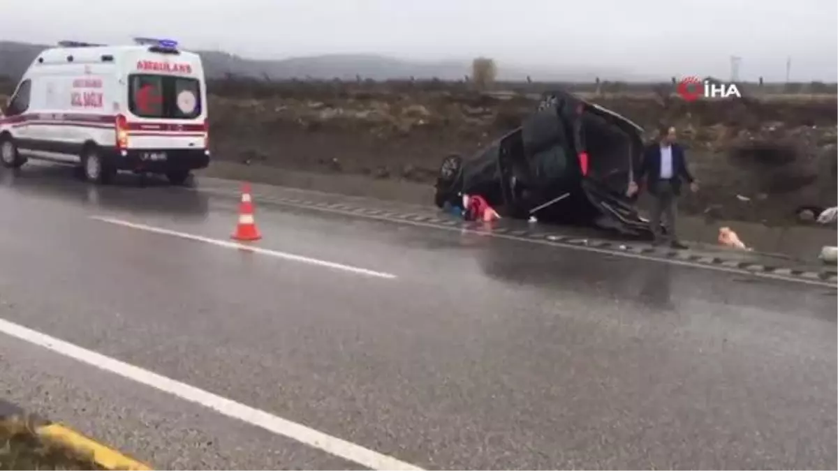 Yoldan çıkan kamyonet, sulama kanalına düştü