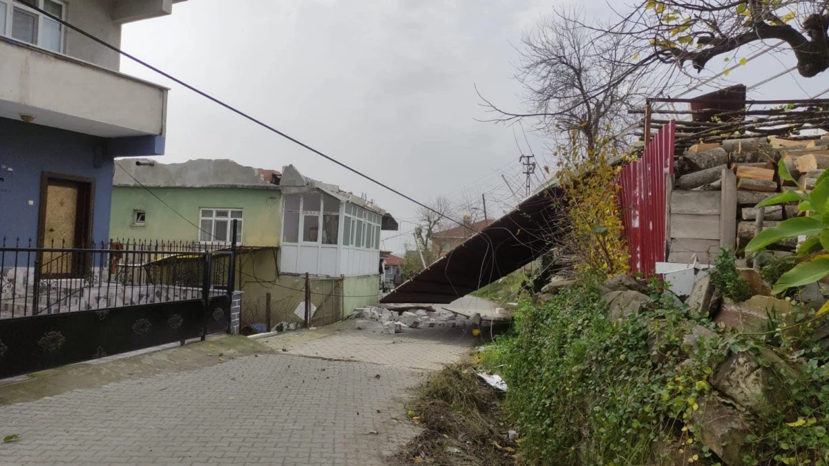 Zonguldak\'ta şiddetli rüzgarda evin çatısı karşıdaki samanlığın üzerine devrildi