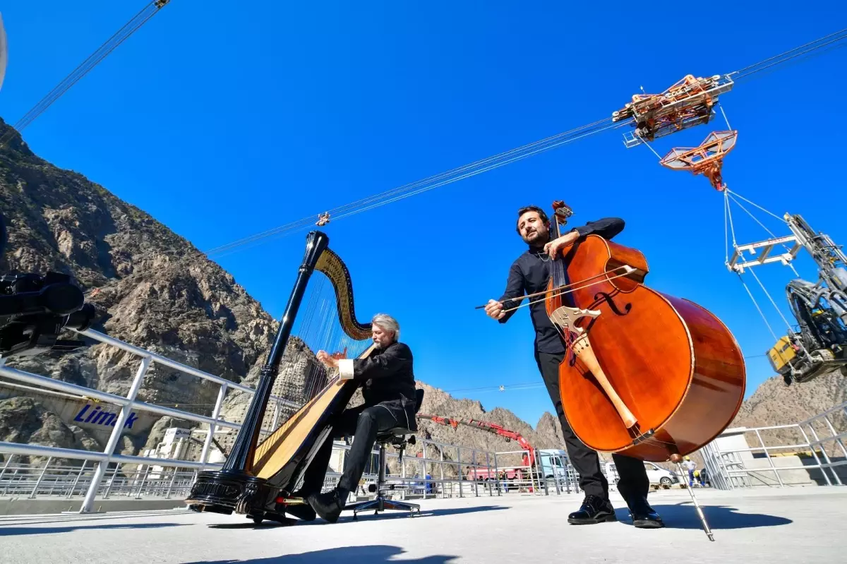 Arp sanatçısı Çağatay Akyol, 275 metre yükseklikte konser verdi