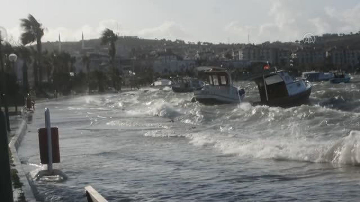 BALIKESİR - Edremit Körfezi'nde deniz suyunun sokaklara ilerlemesini önlemek için set kuruluyor