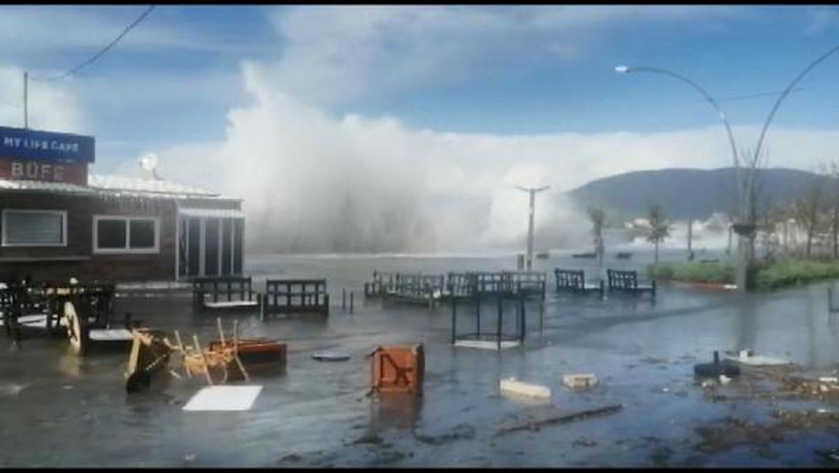 Balıkesir'de kuvvetli rüzgar; dalgalar 5 metreyi aştı, tekneler zarar gördü