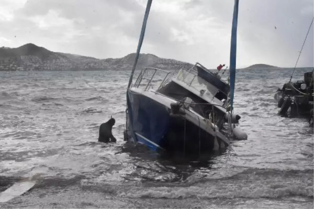 BODRUM\'DA FIRTINA: 1 TEKNE KARAYA OTURDU, İSKELELER YERİNDEN SÖKÜLDÜ