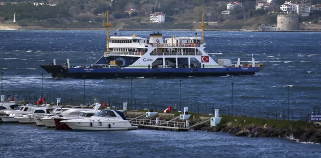 Çanakkale Boğazı'nda fırtına nedeniyle durdurulan bazı seferlere yeniden başlandı