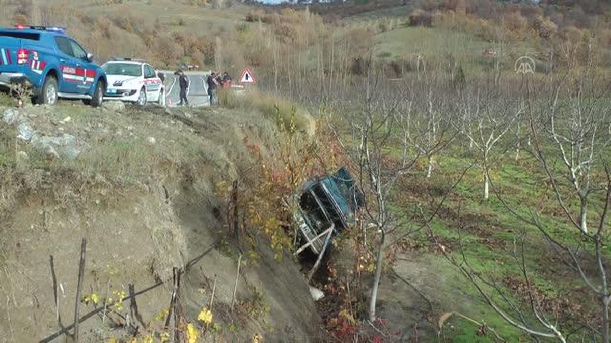ÇANAKKALE - Tarlaya devrilen otomobildeki 3 kişi yaralandı