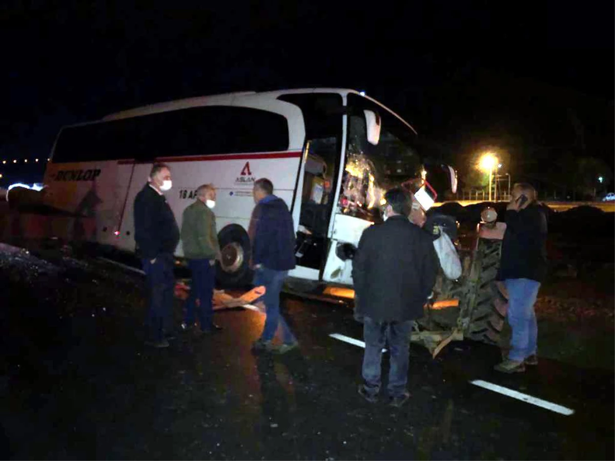 Çankırı\'da işçi servis otobüsü ile traktör çarpıştı