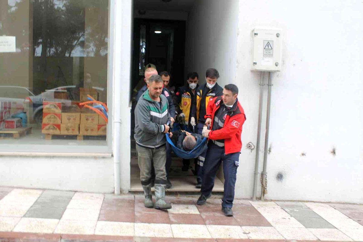 Çatıdan merdiven boşluğuna düşen usta yaralandı