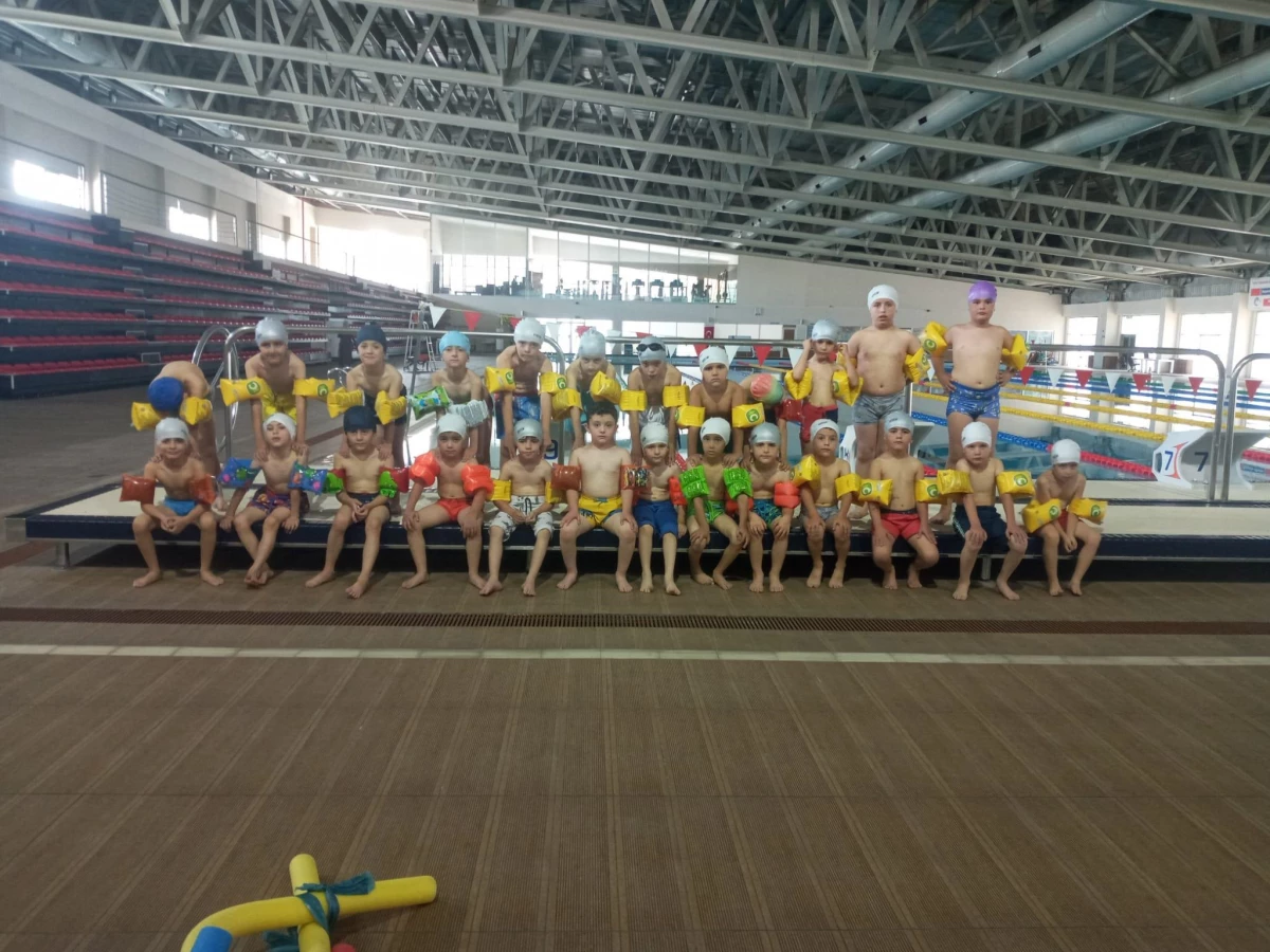 Denizi olmayan Erzurum\'un çocukları "Yüzme Bilmeyen Kalmasın" projesiyle yüzme öğreniyor