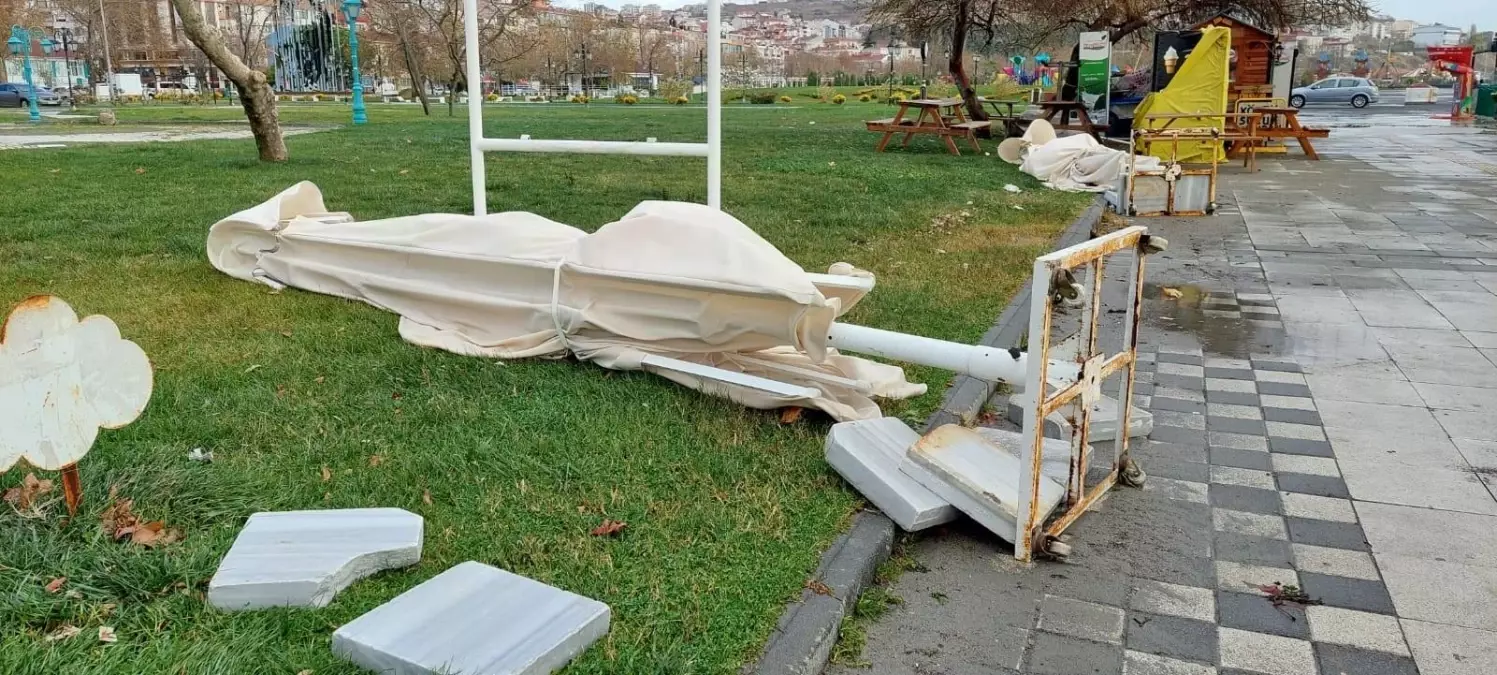 Dev şemsiyeler uçtu, mermer taşları yerinden oynadı
