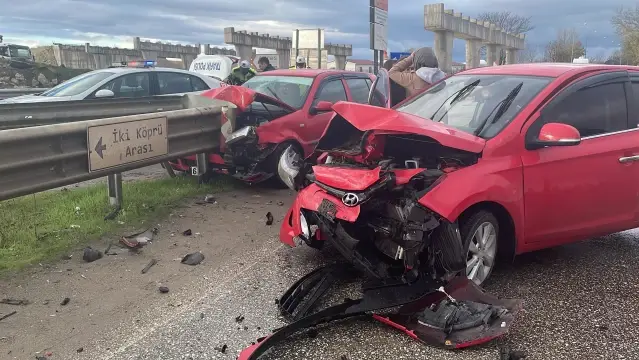 Edirne'de iki otomobilin çarpışması sonucu 2 kişi yaralandı