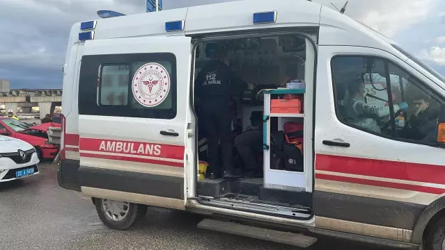 Edirne'de iki otomobilin çarpışması sonucu 2 kişi yaralandı