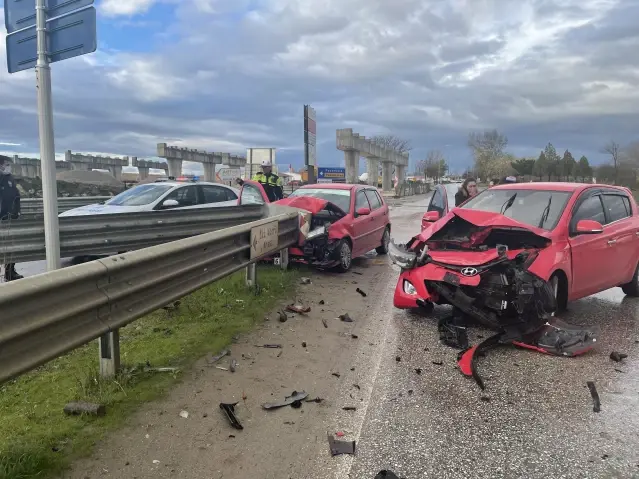 Edirne'de iki otomobilin çarpışması sonucu 2 kişi yaralandı