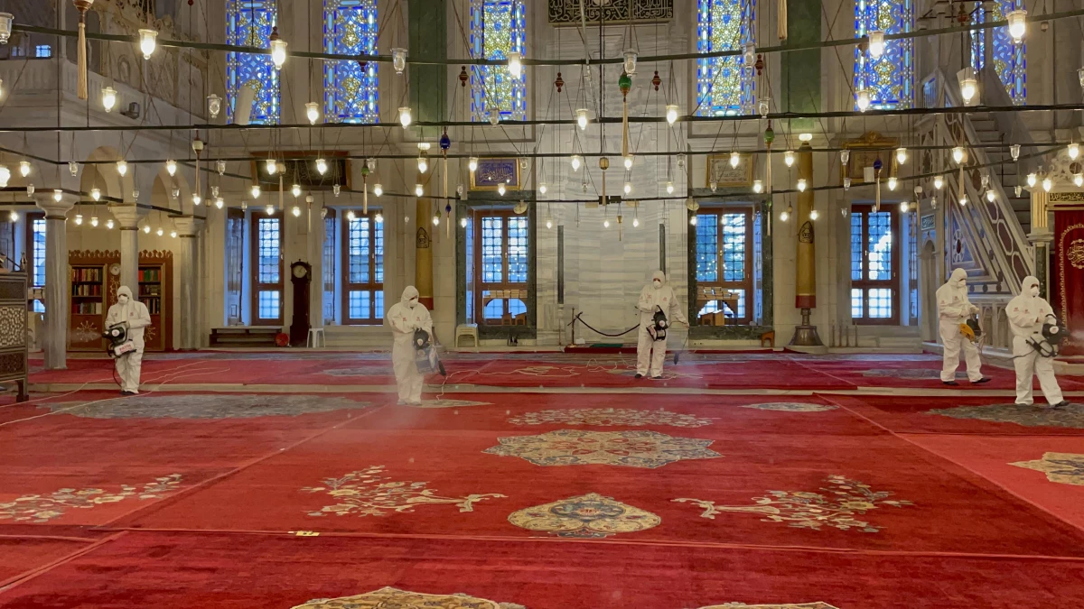 Fatih\'teki camiler ve ibadethaneler dezenfekte edildi