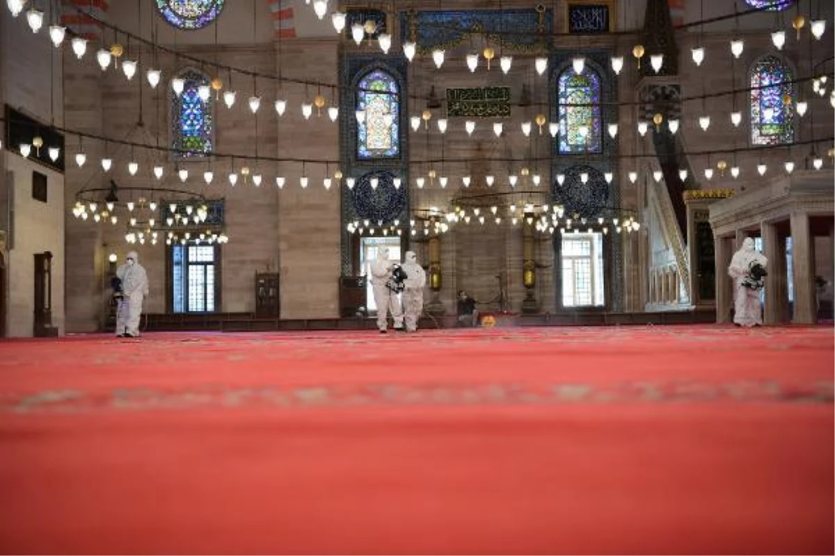 Fatih\'te ibadethaneler dezenfekte ediliyor
