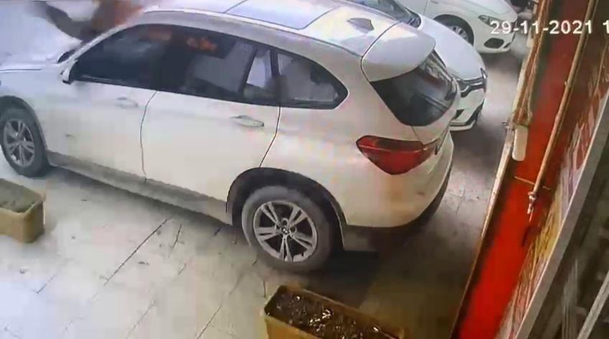 Fırtına felaketi: Çatıdan uçan 2 işçi yaralandı