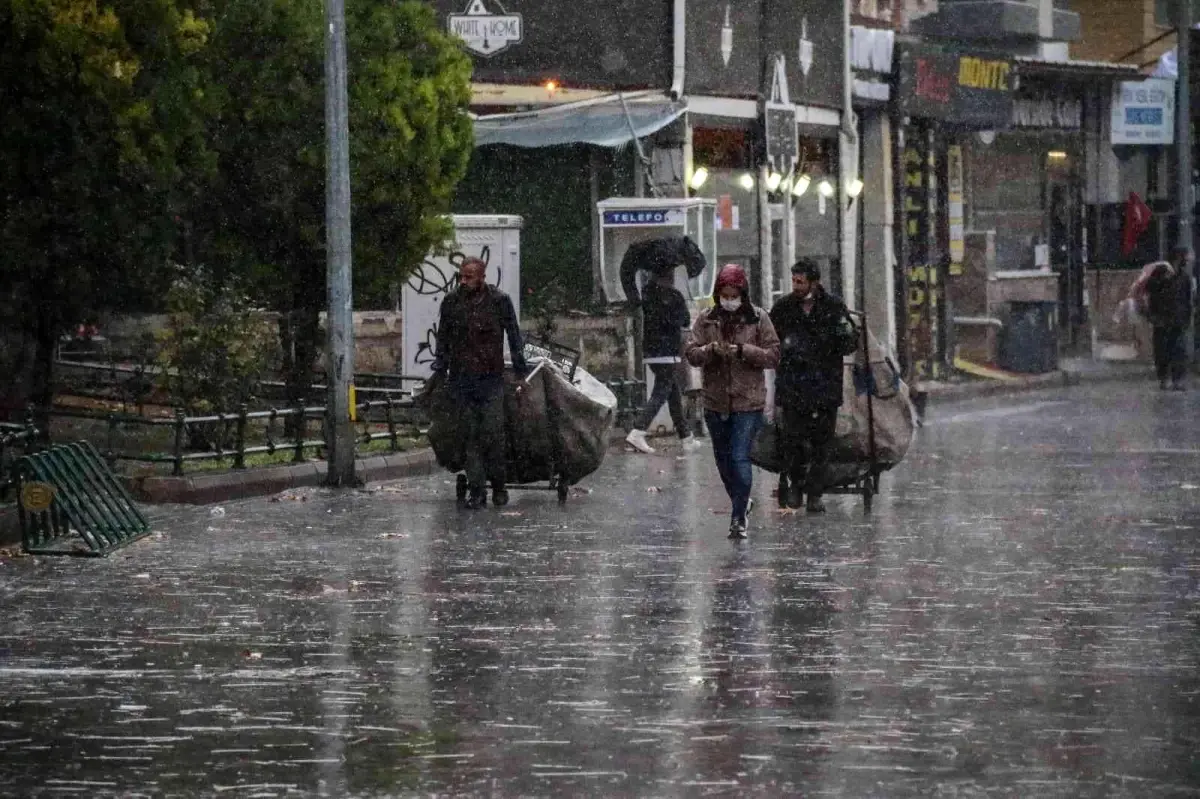 Herkes fırtınadan kaçarken onlar ekmeklerinin peşinde koşuyor