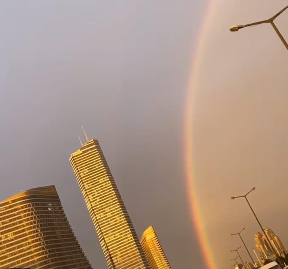 İstanbul\'da fırtınaya gökkuşağı eşlik etti