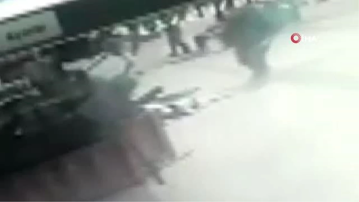 İzmir\'de şok olay: Yoldan geçen kadına yumruk attı, yoluna devam etti