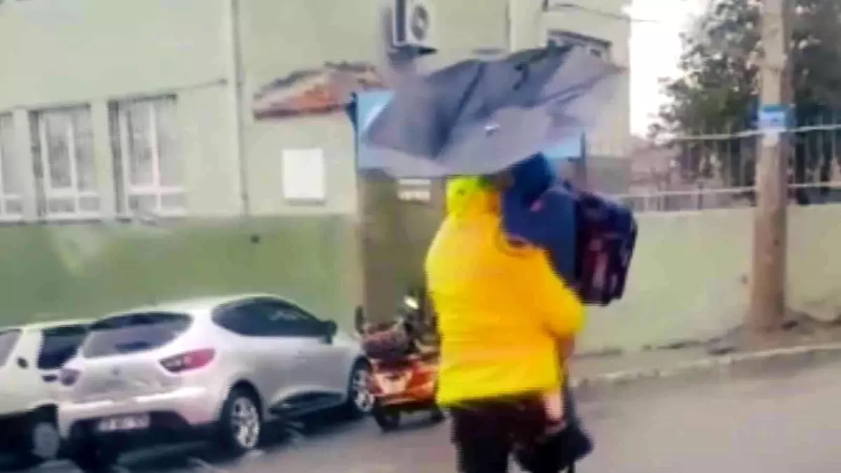 Son dakika haber... İzmir\'de trafik polisinden yürekleri ısıtan hareket