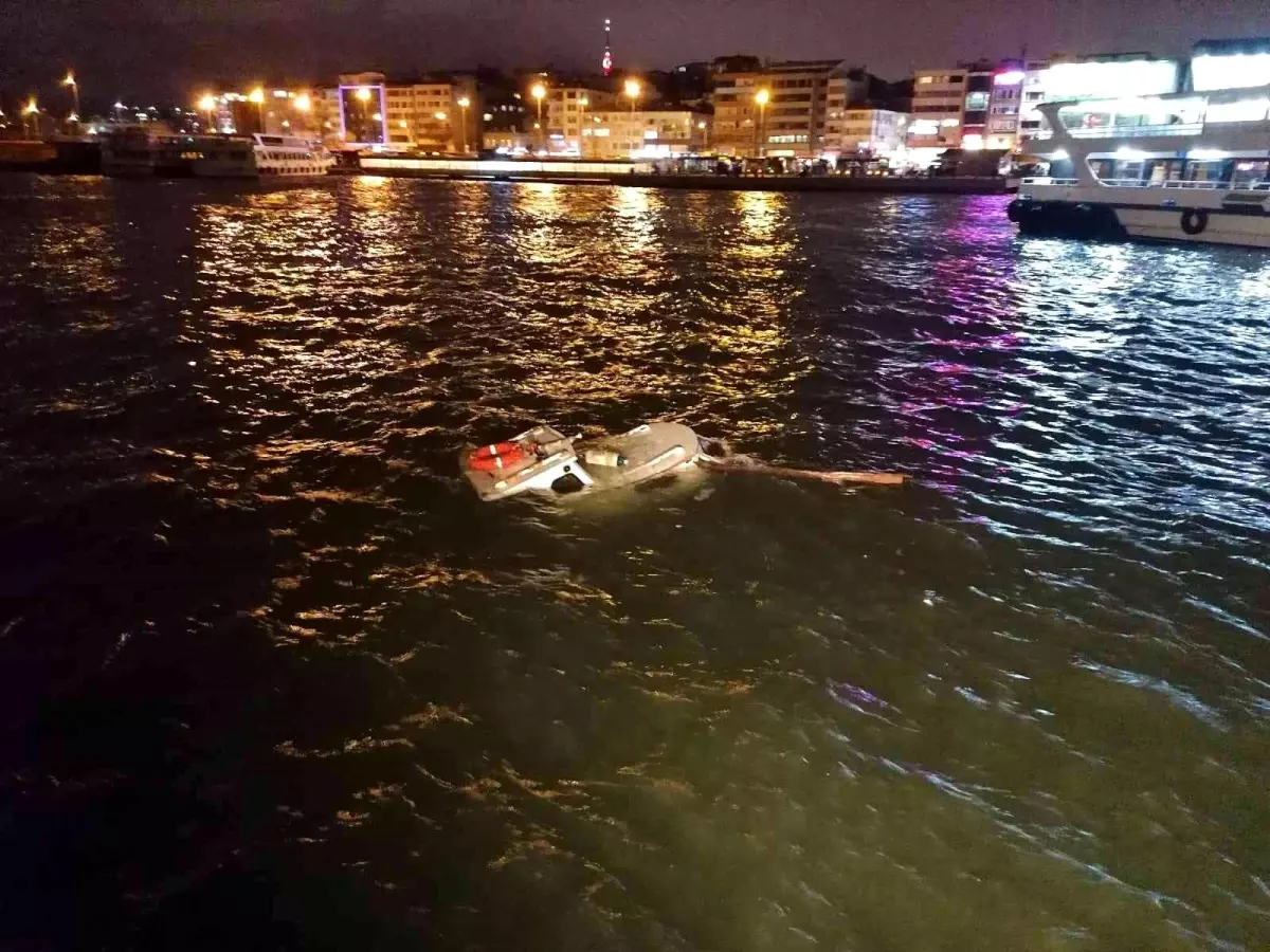 Kadıköy\'de batan tekneyi Kıyı Emniyeti kurtardı