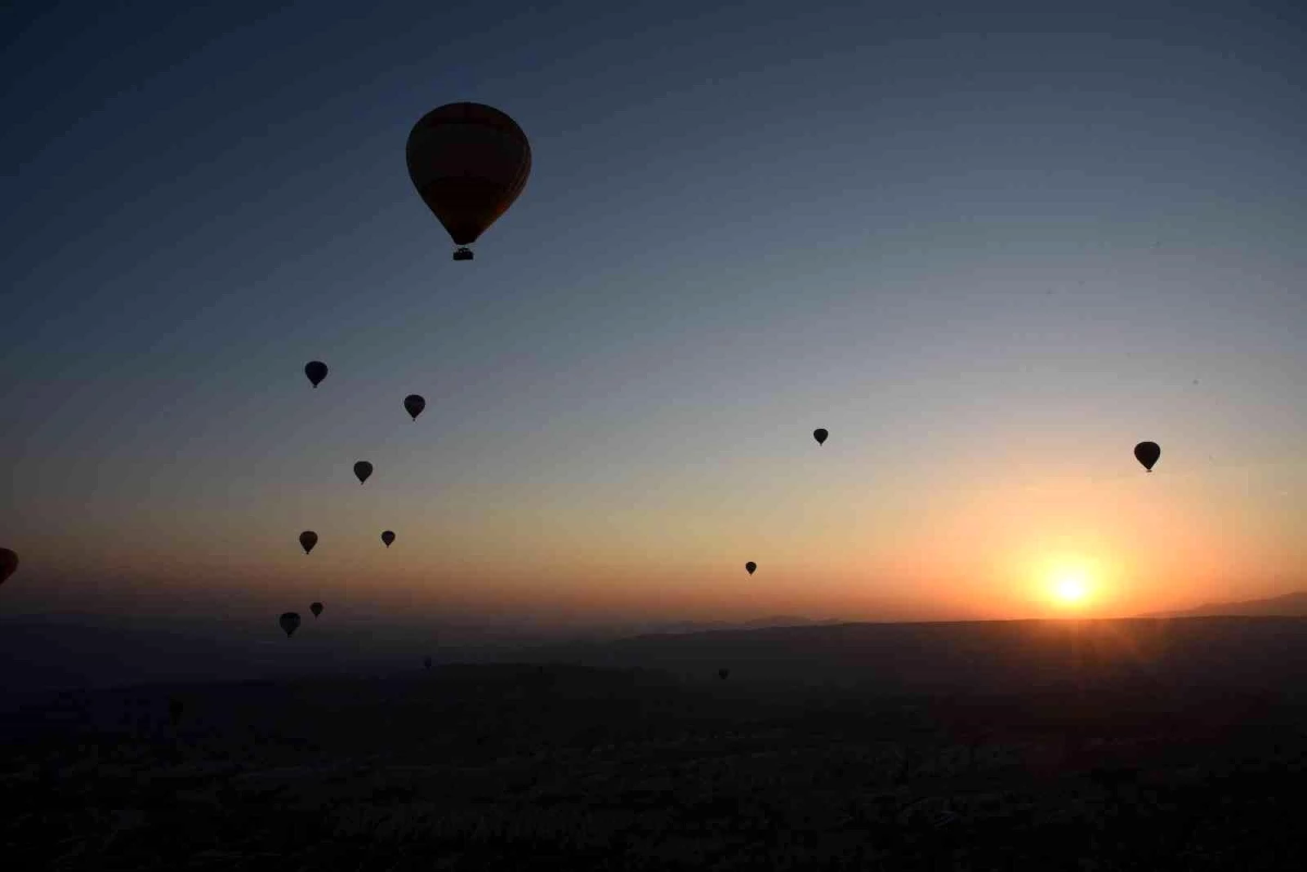 Kapadokya\'da fırtına nedeniyle balon uçuşları iptal edildi