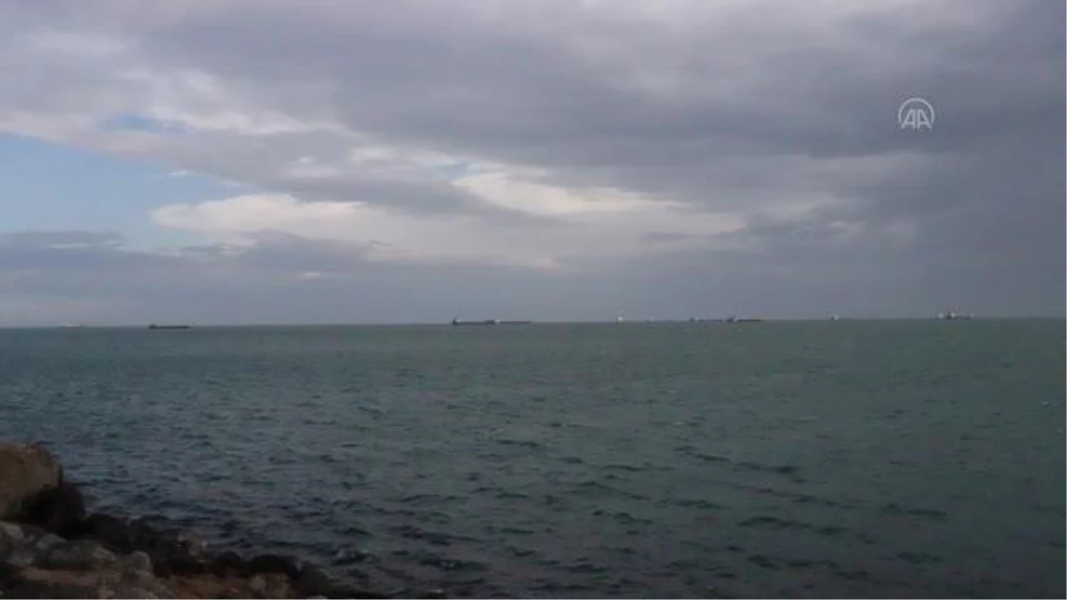 Karadeniz\'de kötü hava şartları nedeniyle gemiler Samsun açıklarında bekletiliyor