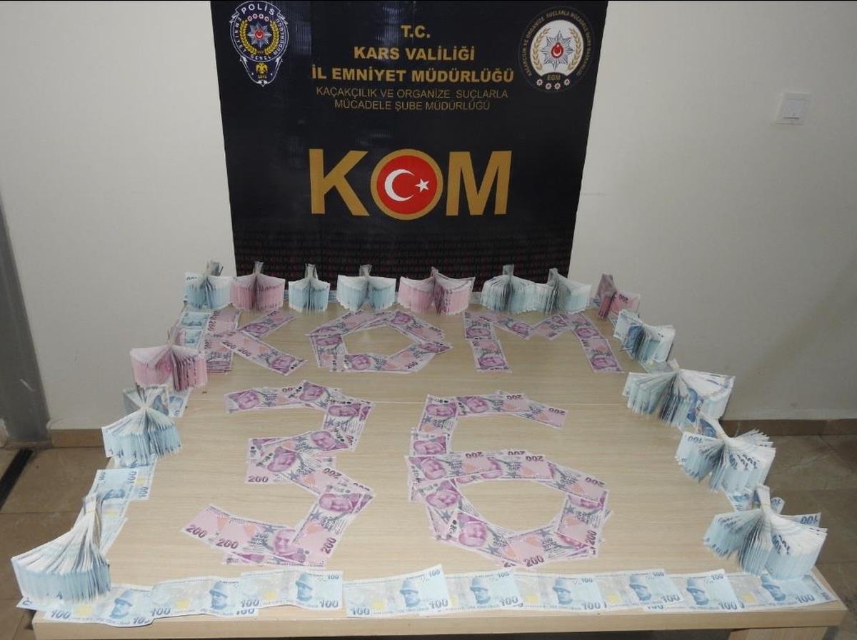 Kars\'ta polisler, 211 bin 600 lira sahte parayla yakaladığı 3 kişiyi gözaltına aldı