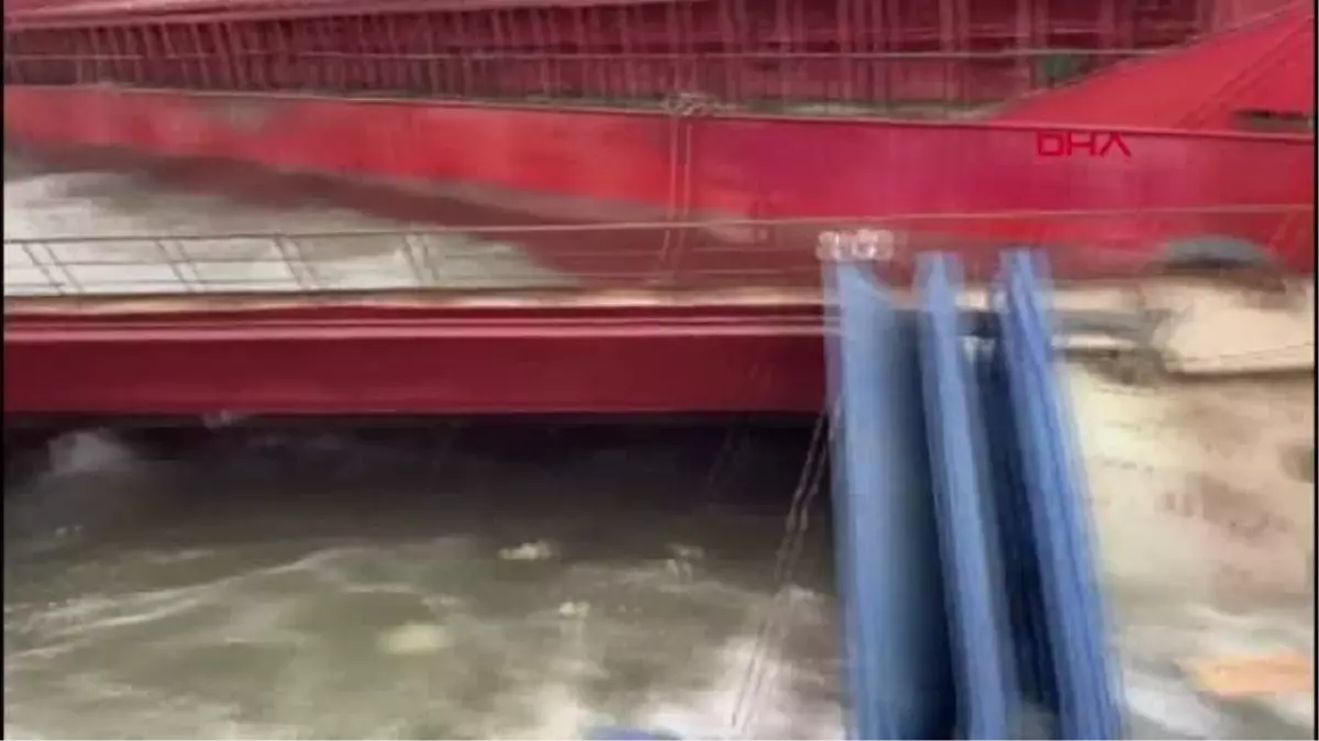 Son dakika: Kartal\'da lodos nedeniyle bir gemi batarken, bir gemi de yan yattı; batma anı kamerada