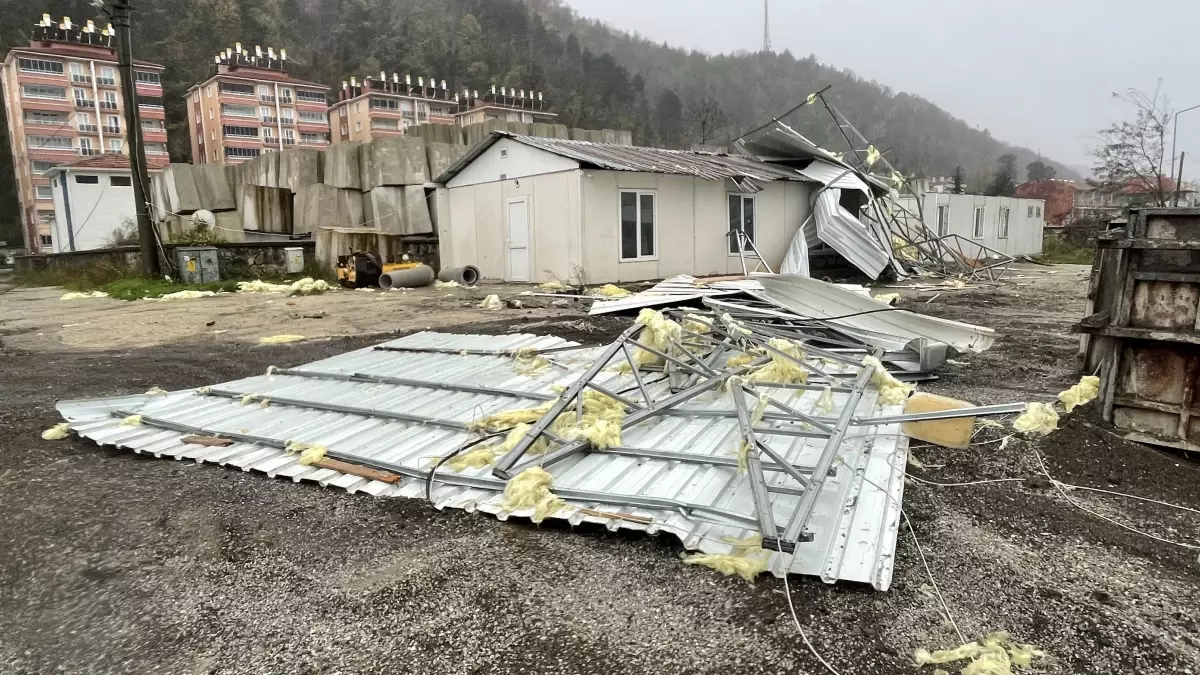 Kastamonu\'da kuvvetli rüzgar çatıları uçurdu, yapılara zarar verdi