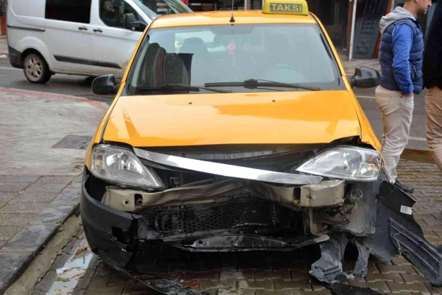 Kaygan zemin kazayı getirdi, taksici hafif yaralandı