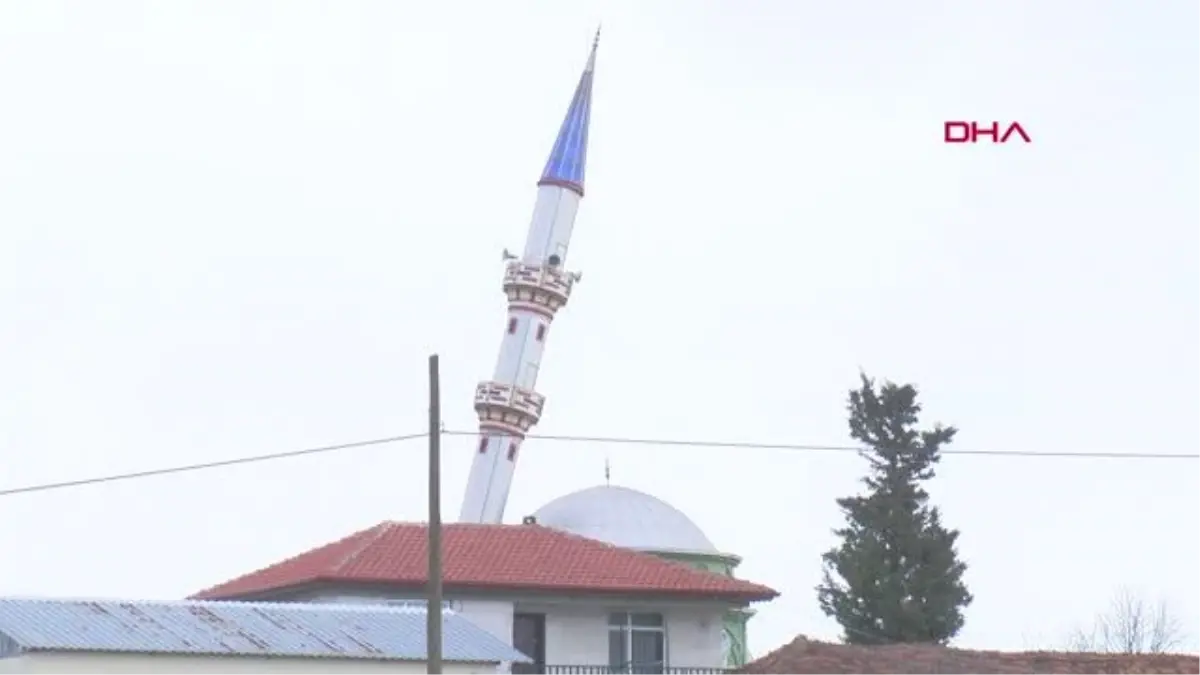 KOCAELİ\'DE FIRTINADAN 2 CAMİNİN MİNARESİ YAN YATTI