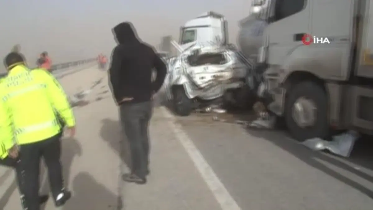 Konya - Ankara yolunda kum fırtınası: Çok sayıda araç birbirine girdi, yol savaş alanına döndü