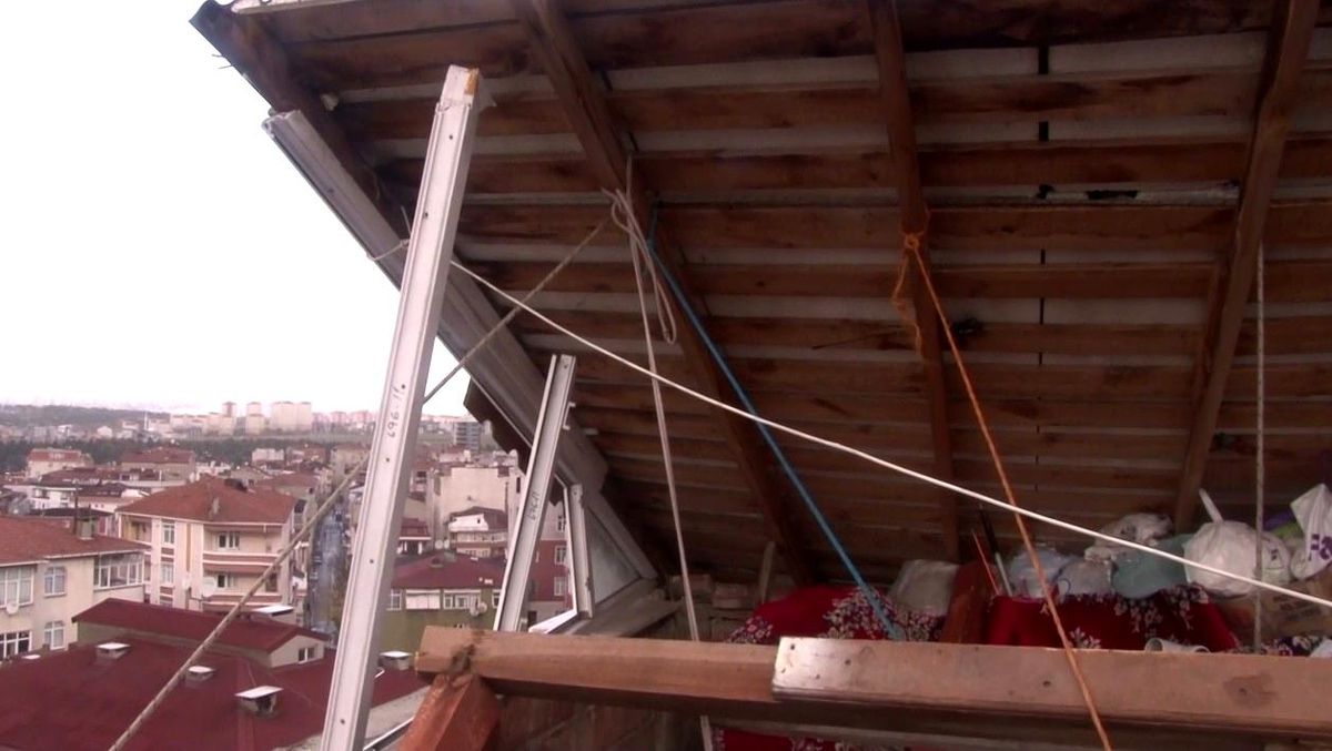 Küçükçekmece\'de çatıyı uçmasın diye iple bağladılar