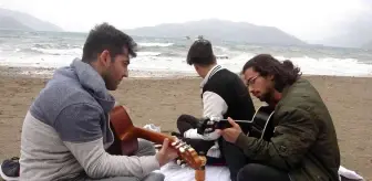 Lodosa aldırış etmeyip sahilde gitar çaldılar