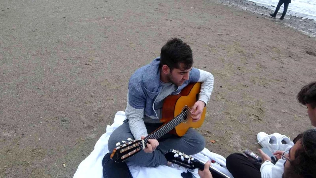 Lodosa aldırış etmeyip sahilde gitar çaldılar