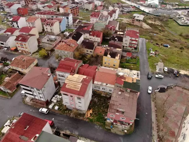 Lodosta binanın çatısı iş yerinin üzerine uçtu, o anlar kameraya yansıdı