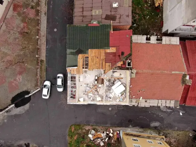 Lodosta binanın çatısı iş yerinin üzerine uçtu, o anlar kameraya yansıdı