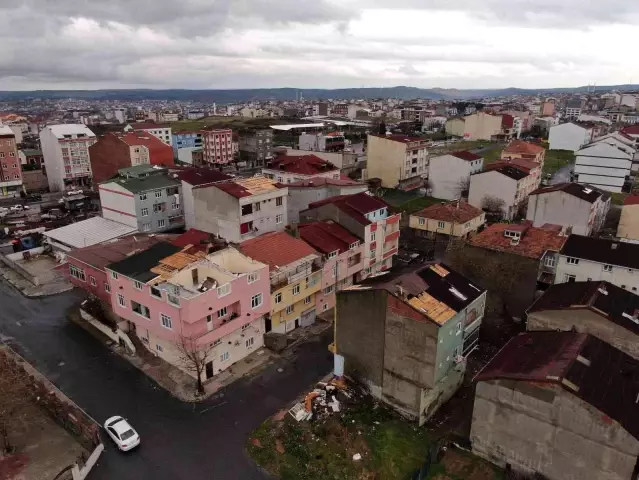 Lodosta binanın çatısı iş yerinin üzerine uçtu, o anlar kameraya yansıdı